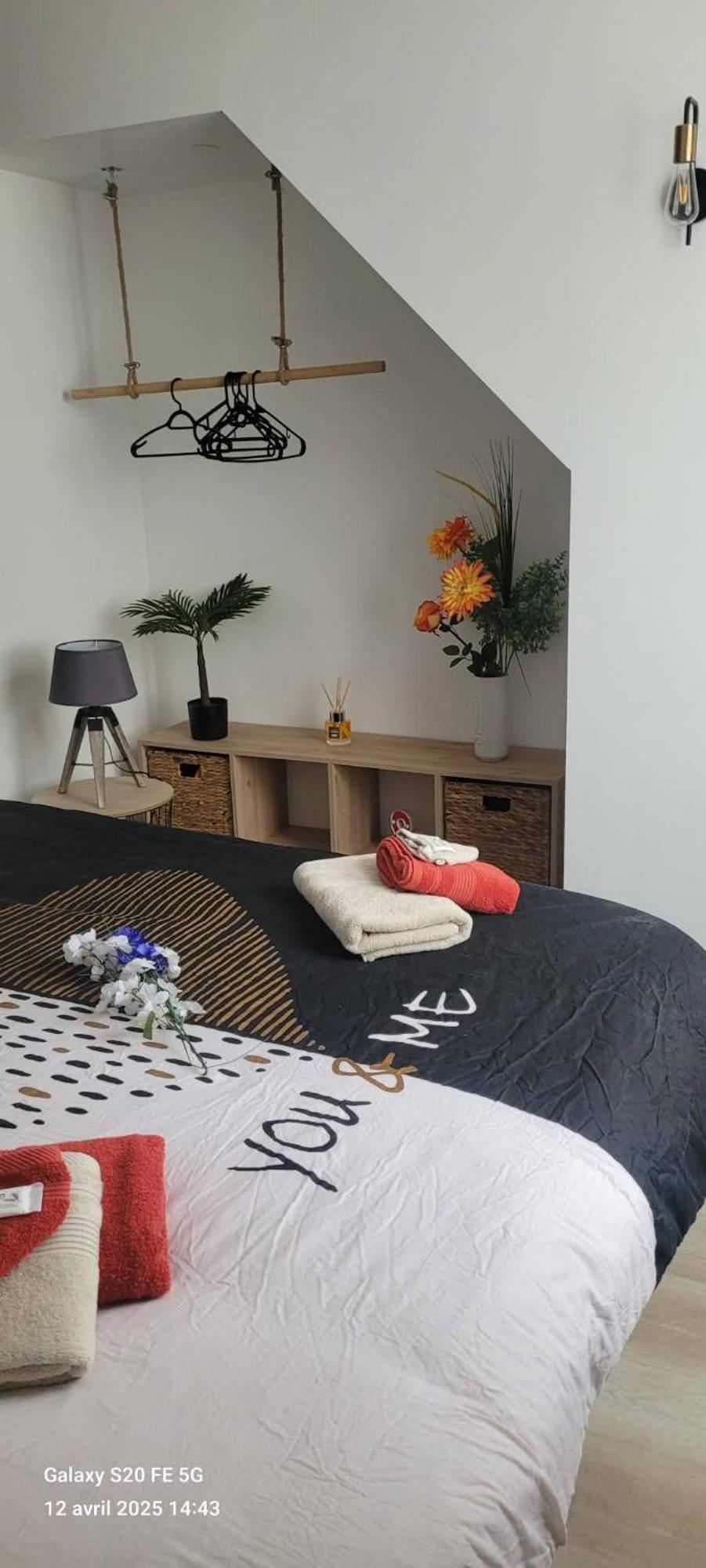Les Volets Bleus - Deux Appartements Et Un Studio, Jardin Бурж Стая снимка