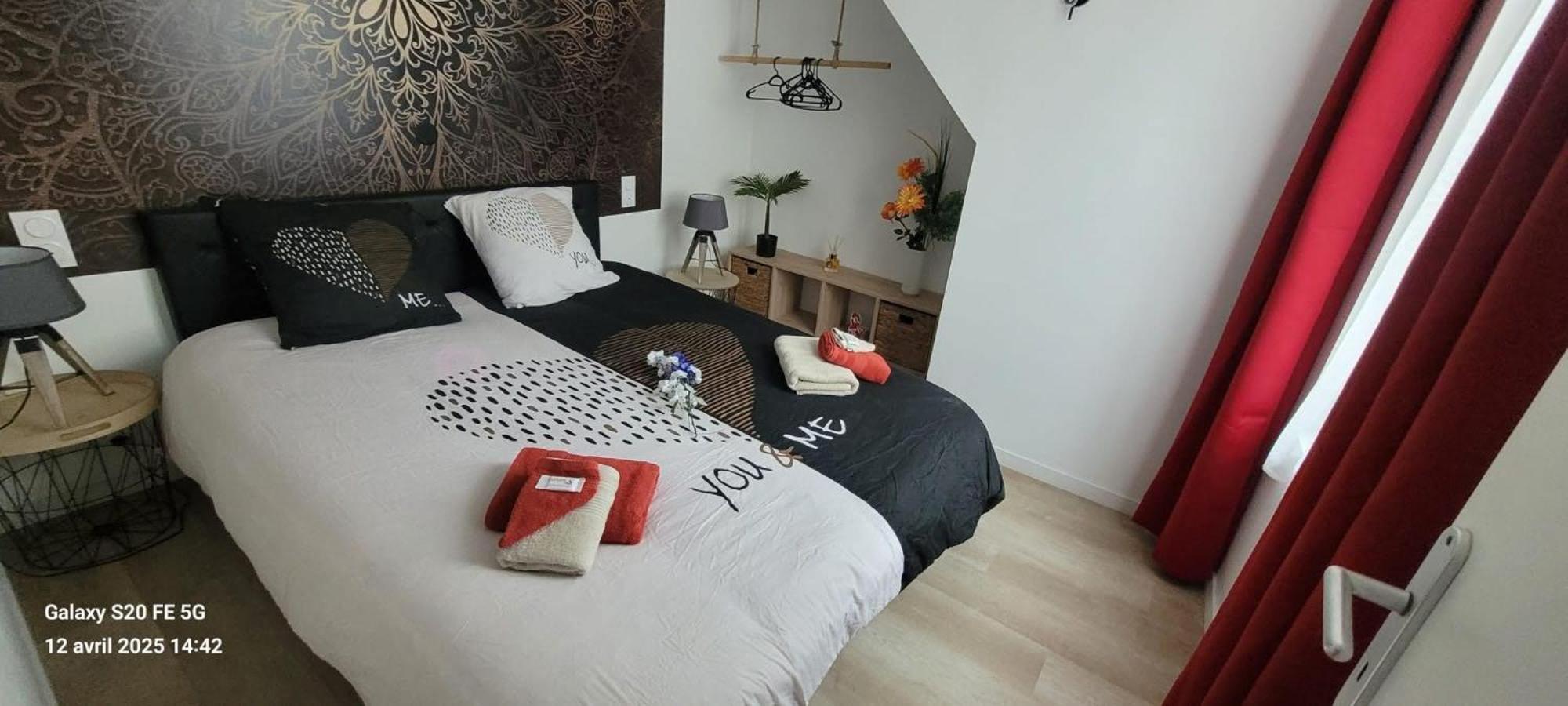 Les Volets Bleus - Deux Appartements Et Un Studio, Jardin Бурж Екстериор снимка