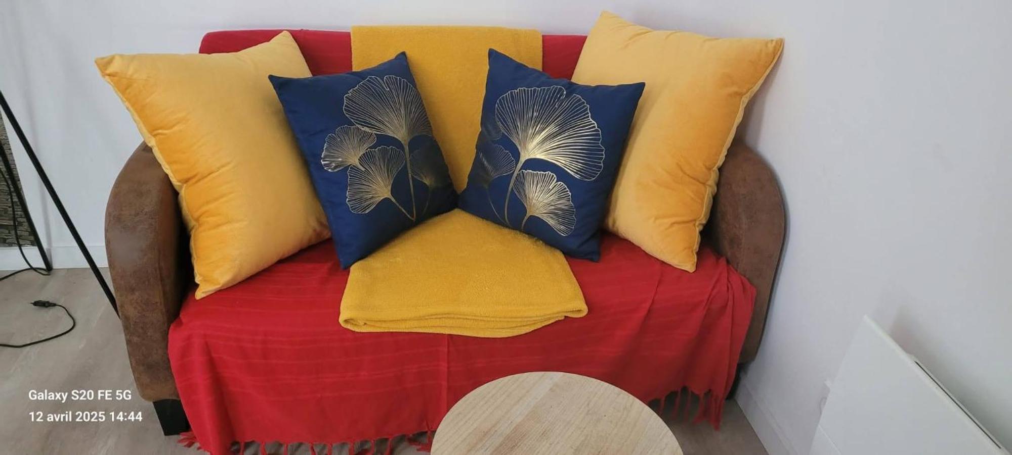 Les Volets Bleus - Deux Appartements Et Un Studio, Jardin Бурж Стая снимка